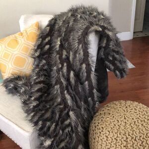 NWT Jones New York For plush reversible large, throw blanket ￼